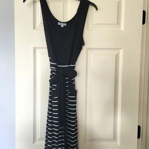 Momo maternity stretchy dress with belt and pockets sz M